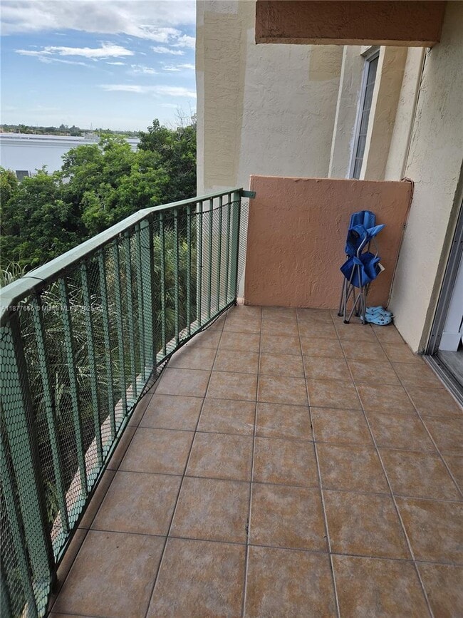 Building Photo - 9320 Fontainebleau Blvd