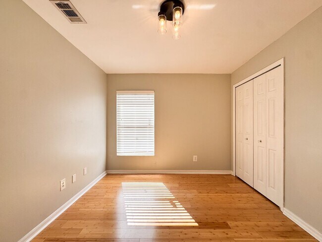 Building Photo - Beautifully upgraded 3/2 with double car garage!