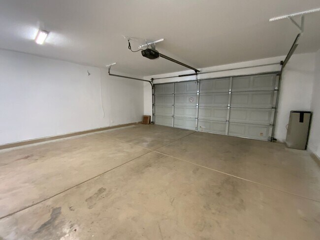 Building Photo - 855 N Stephanie St