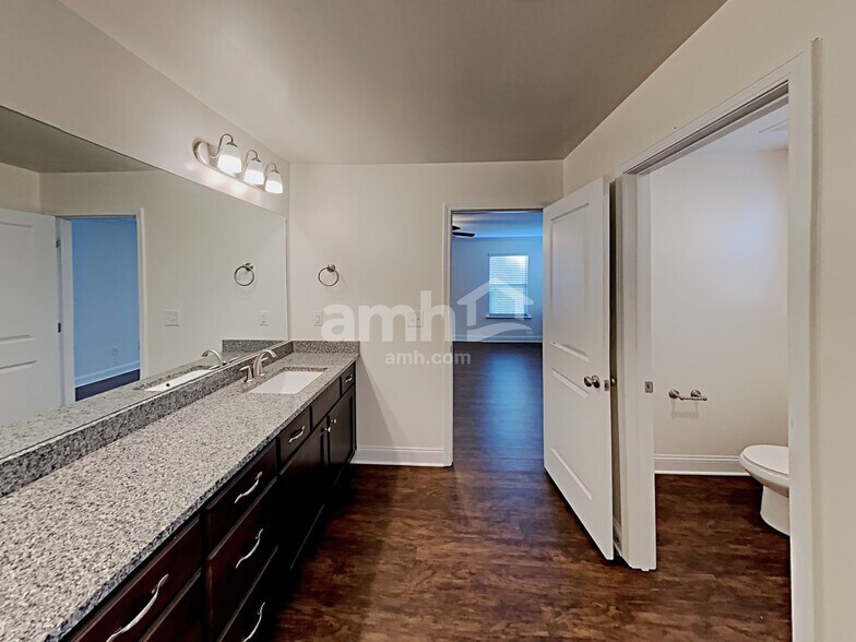 Building Photo - 2133 Leafmore Ct SE