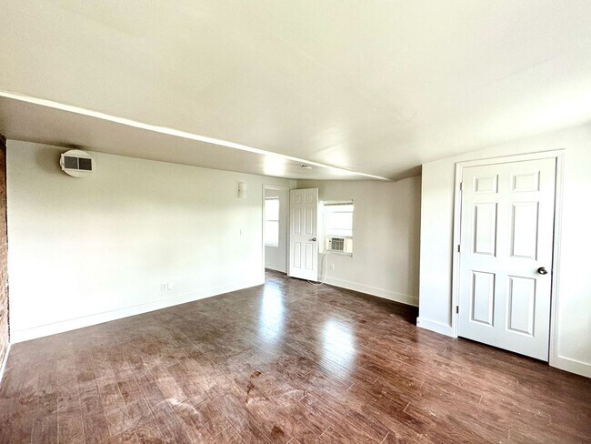 Building Photo - 2233 Victor St