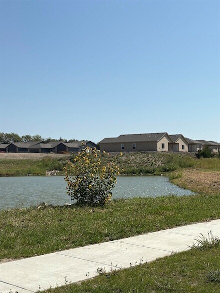 Building Photo - 4827 N Vassar Ave