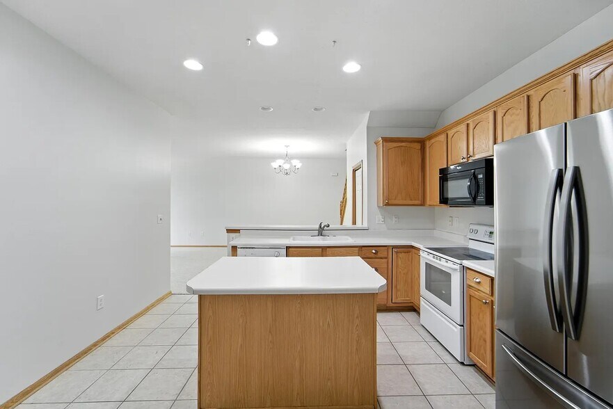 Building Photo - 277 S 79th St