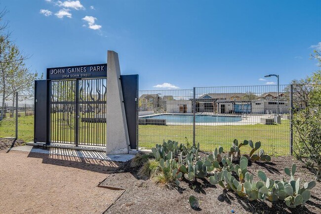 Building Photo - 1320 Robert Browning St