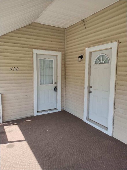 Building Photo - 422 S Oak St