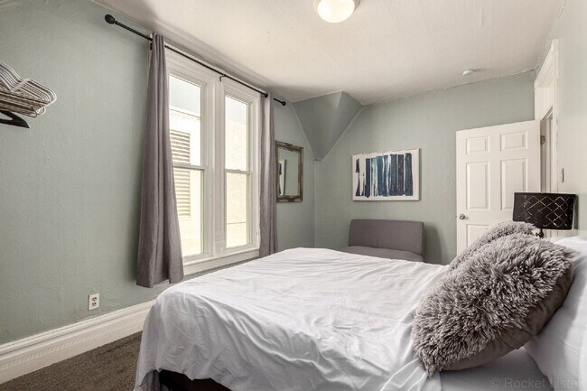 Building Photo - Lovely Victorian duplex for rent 2 bed / 1 bath