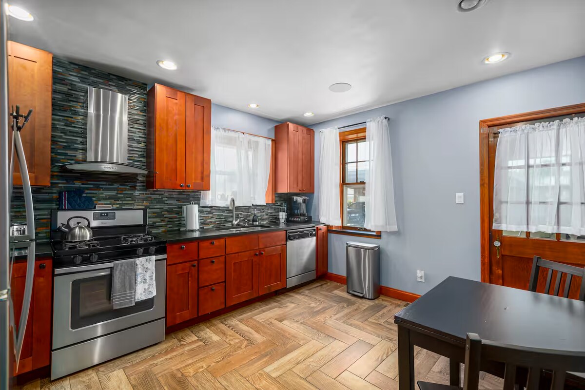 Building Photo - 5638 Botanical Ave