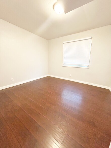 Building Photo - 11136 Redfern Ave