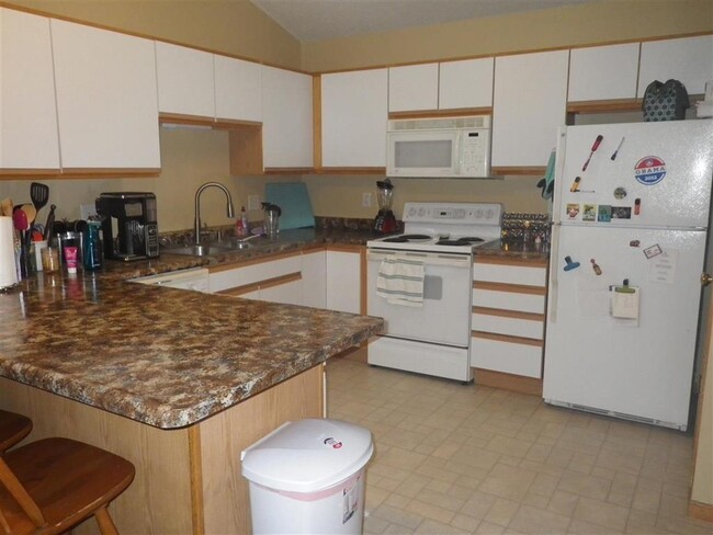 Building Photo - $1,125 | 2 Bedroom, 1 Bathroom Condo | No ...