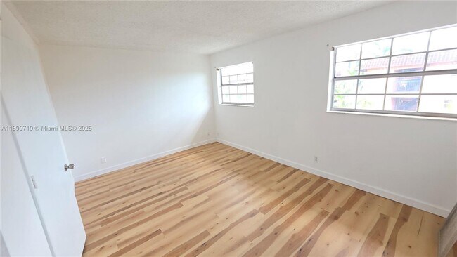 Building Photo - 650 Tennis Club Dr