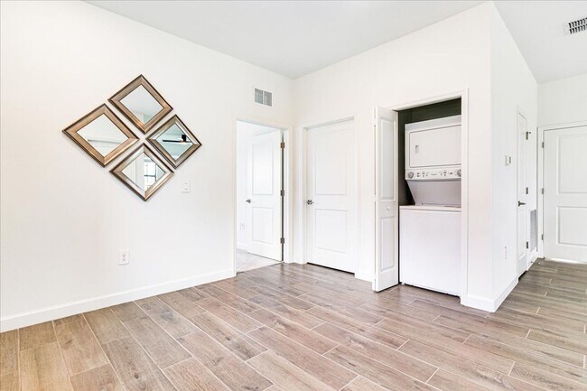 Building Photo - 4873 Seafoam Trl