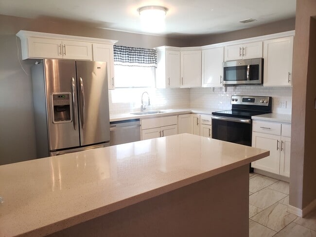 Building Photo - Historic District 3 be d3 bath home w/ RV gate