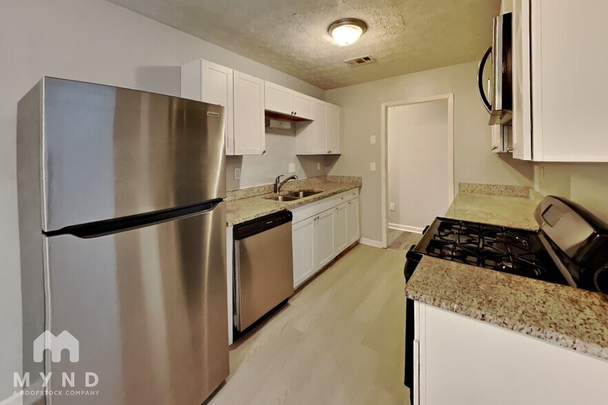 Building Photo - 3047 Brook Hollow Dr