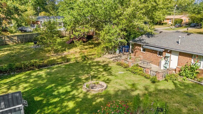 Building Photo - 705 Lakeview Ave