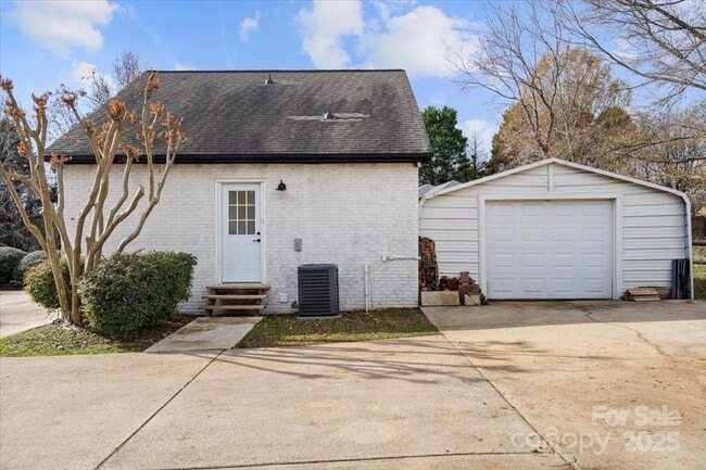 Building Photo - 8478 Rocky River Rd