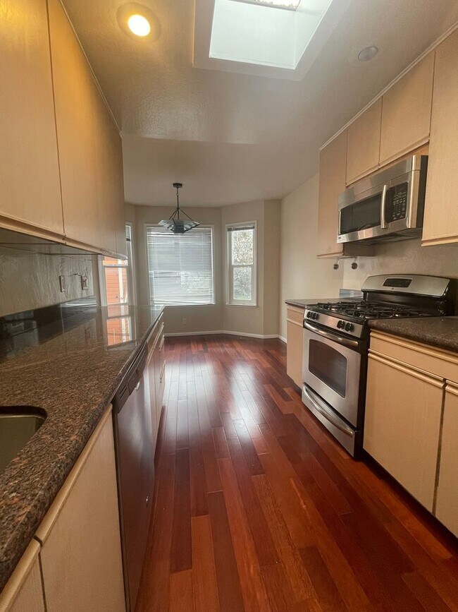 Building Photo - Newly Upgraded Spacious 3br with Decks, Laundry, Parking