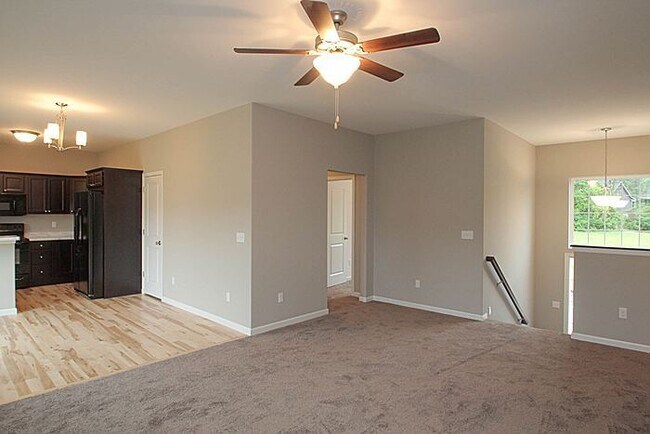 Building Photo - 4 Bedroom, 3 bath close to University.