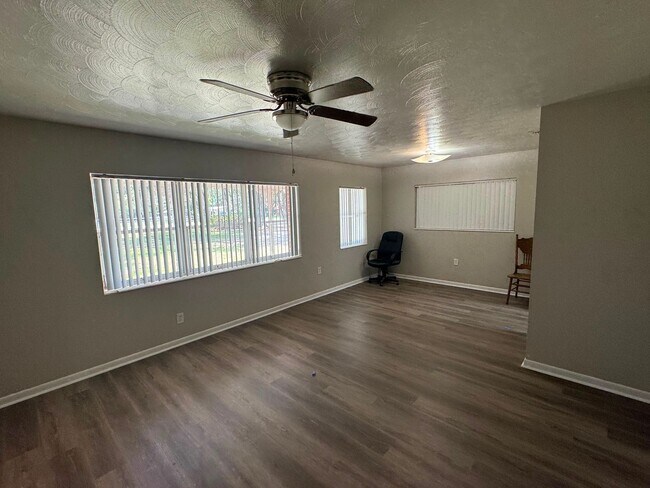 Building Photo - No HOA. Oversized 3/2 Home. NEW PHOTOS COMING SOON