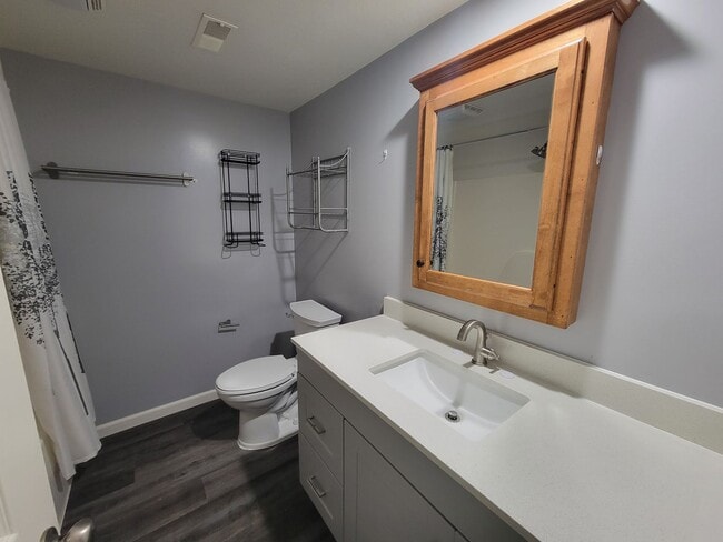 Building Photo - 5 bed/ 3 bath Single family home.
