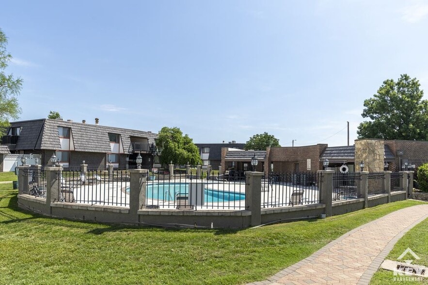 Swimming pool enclosure - Pheasant Run Apartments