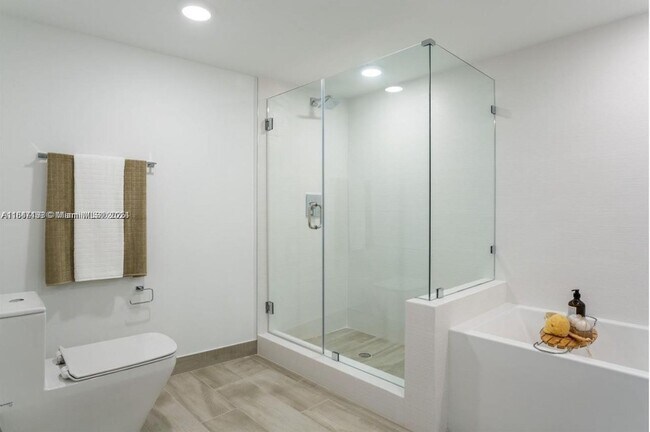 Building Photo - 9261 E Bay Harbor Dr