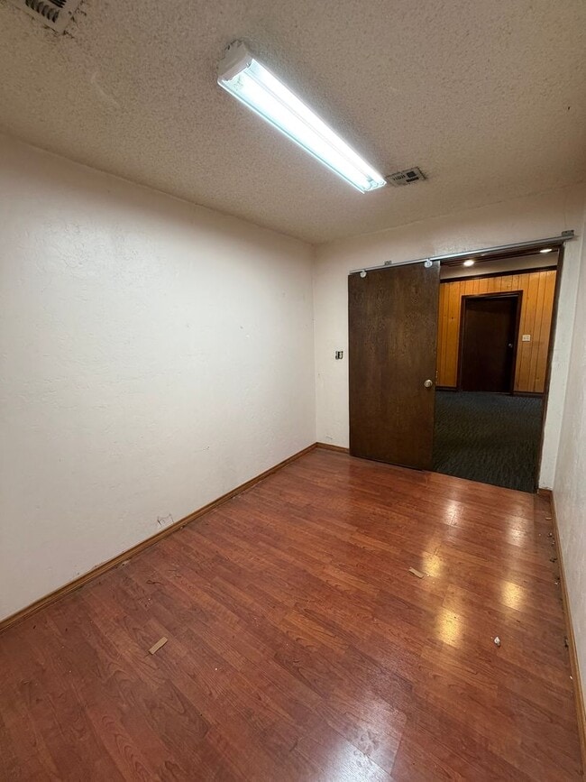 Building Photo - 3BEDROOM 1 BATHROOM COMMERCIAL PROPERTY