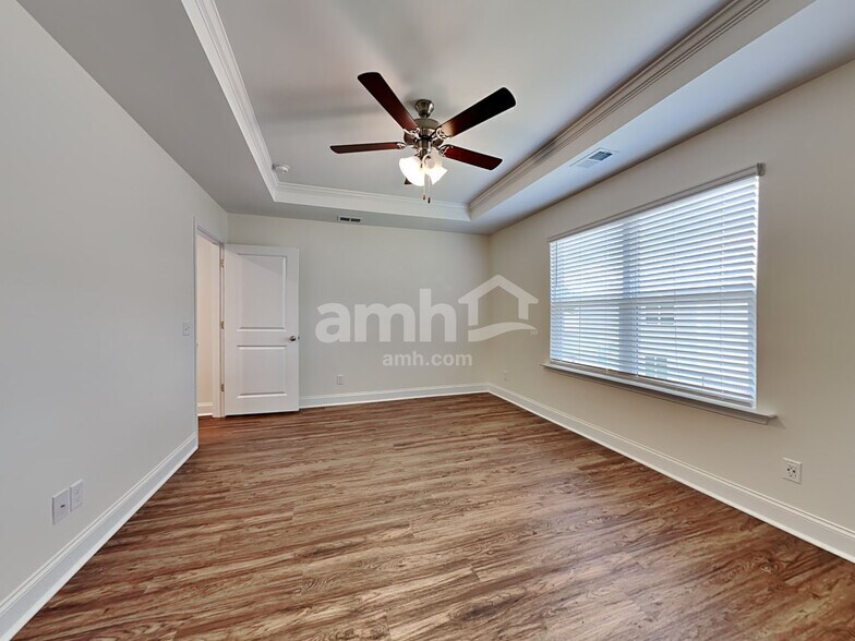 Building Photo - 223 S Live Oak Dr