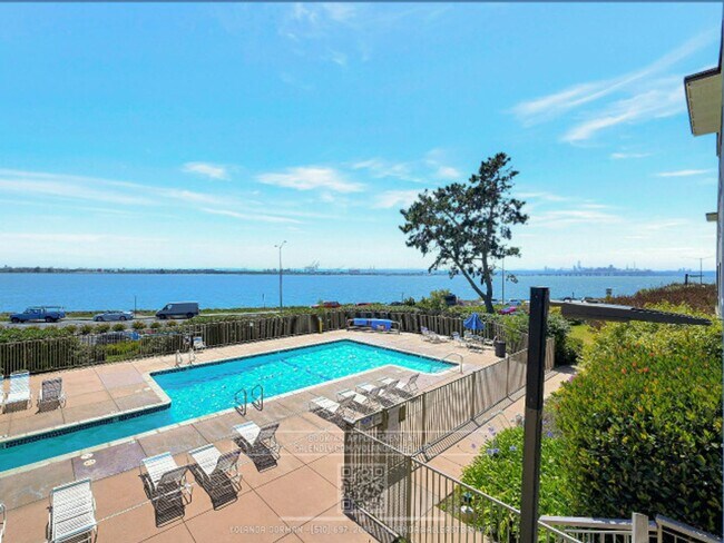 Building Photo - Well-maintained 2bd 1.5 ba  with plenty of...