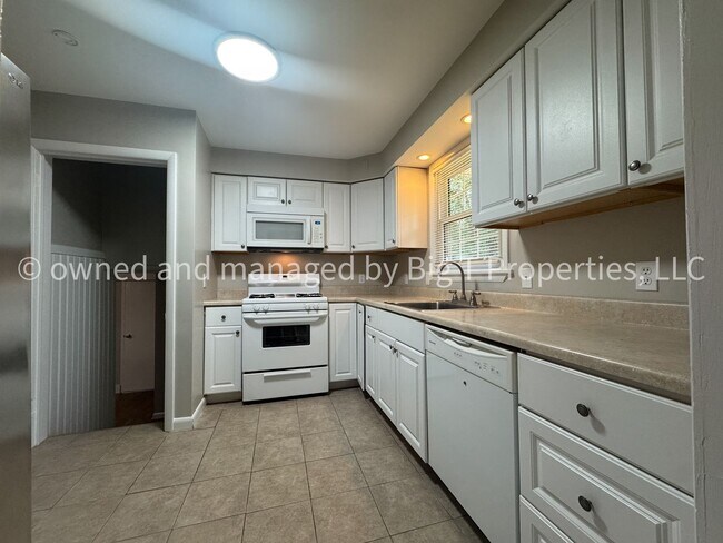 Building Photo - 3 Bedroom Home Available For Rent!