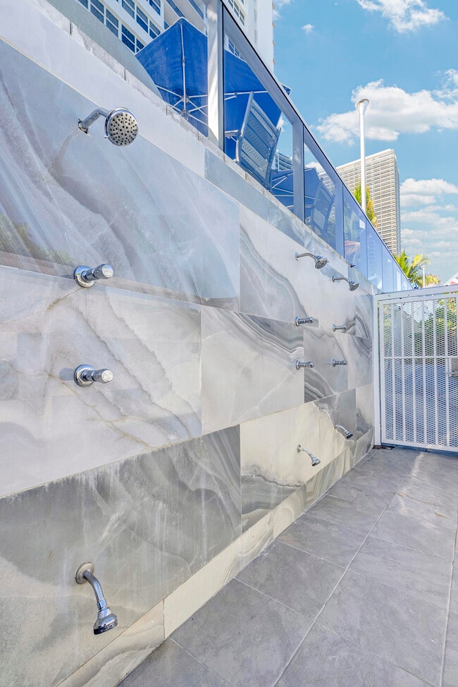 Building Photo - 1904 S Ocean Dr