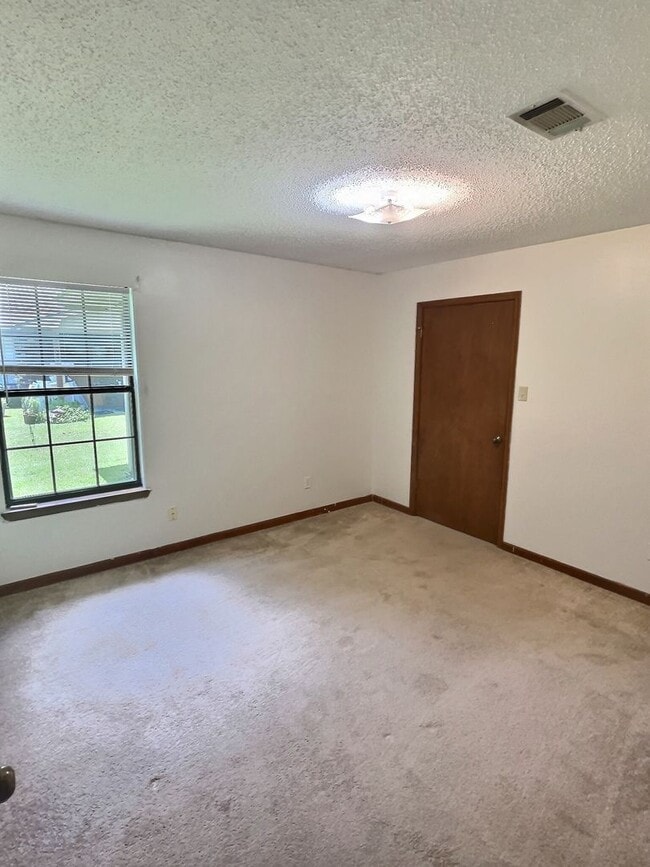 Building Photo - 1109 Hickory Dr