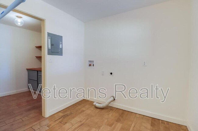 Building Photo - 621 S Forest Ave