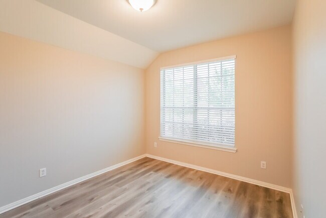 Building Photo - 924 Hemlock Trail