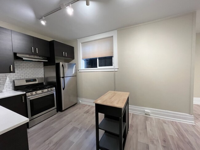 Building Photo - Spacious First Hill condo in the historic ...