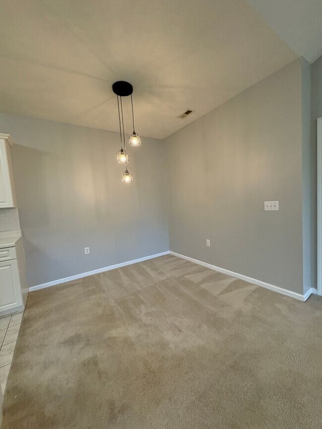 Building Photo - Beautiful 3 Bedroom and 2 Bath Apartment