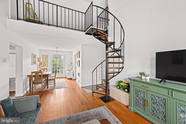 Building Photo - 3050 S Buchanan St