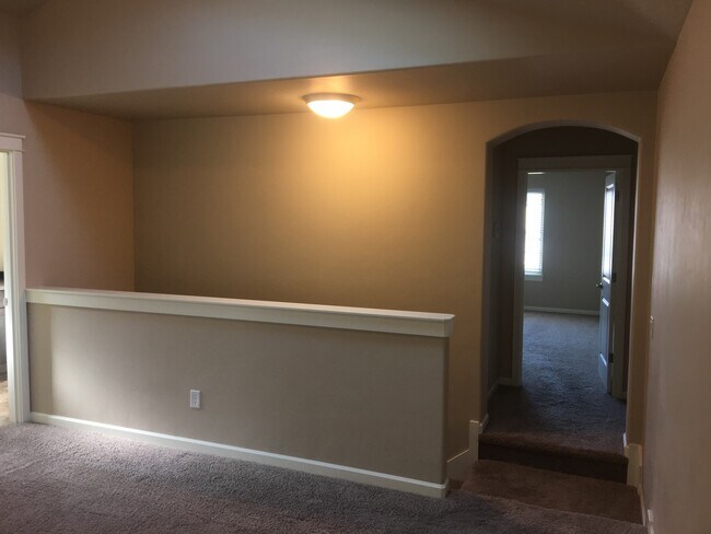 Building Photo - Modern and Spacious Townhome, NE Bend
