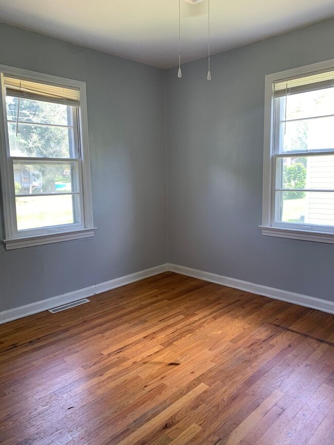 Building Photo - Updated 2 bed/1 bath, 720 sqft home!