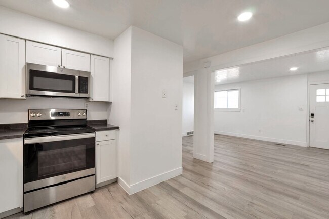 Building Photo - North Salt Lake 2 BD 1 BA - $500 Amazon Gift Card!! - $500.00 Security Deposit OAC -Brookside Lof...