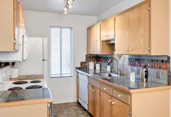 Building Photo - Downtown Bellevue 2 Bedroom 1.5 Bath 2 story Condo