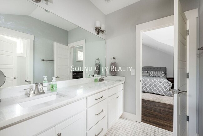 Building Photo - 606B Eastboro Dr