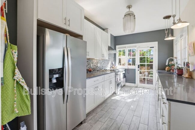 Building Photo - 525 W Lynwood St