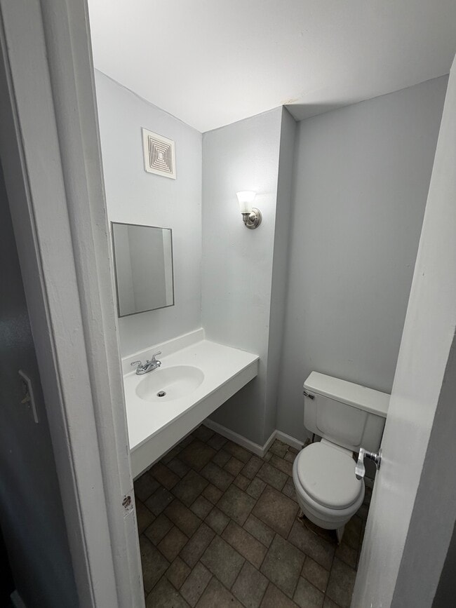 Building Photo - 8865 N Swan Rd