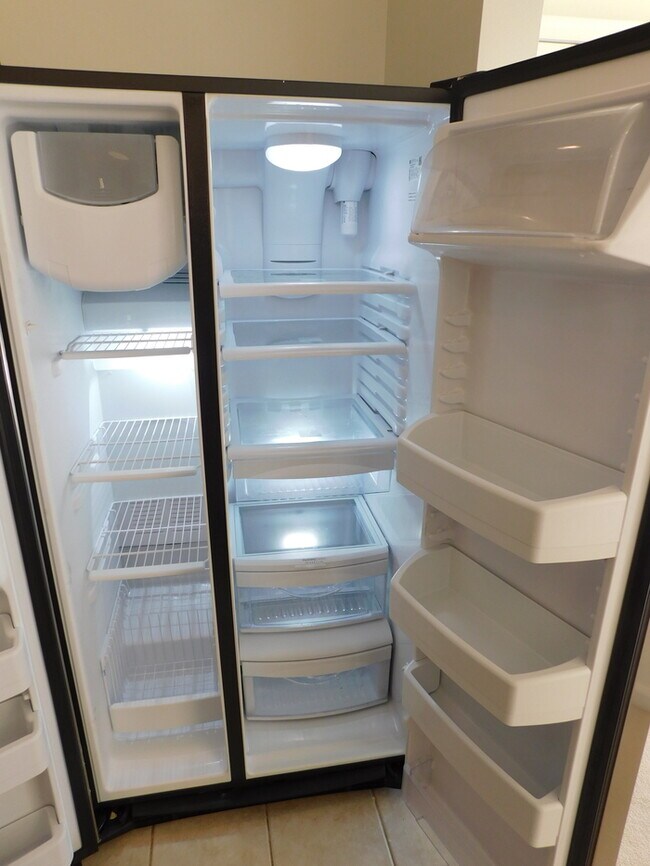 Building Photo - Recently Painted - 2 Bdrm Large Condo Edis...