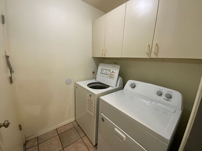 Building Photo - 3 Bedroom Home Available Near Golf Course ...