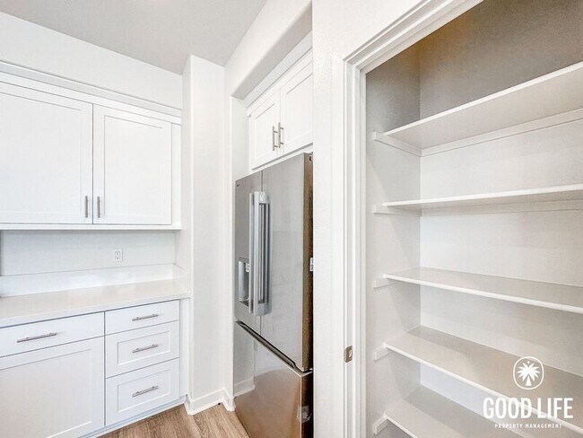 Building Photo - 7006 Solara Wy