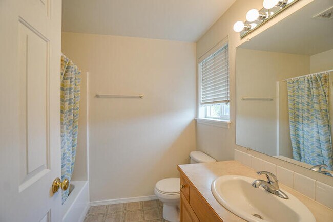 Building Photo - THREE BEDROOM TOWNHOME WITH GARAGE ACROSS FROM SHOPPING AND DINING