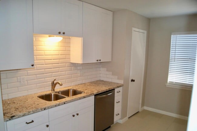 Building Photo - 3322 Sycamore Springs Dr