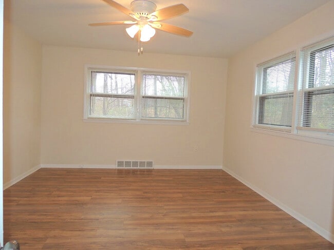 Building Photo - Extraordinary 4 Bedroom 2 Full Bathroom Co...