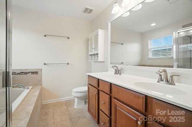 Building Photo - 2031 Hamil Ridge Dr